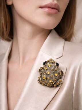 Antique Style Frog Brooch with Amber Crystals – Vintage Inspired Jewelry